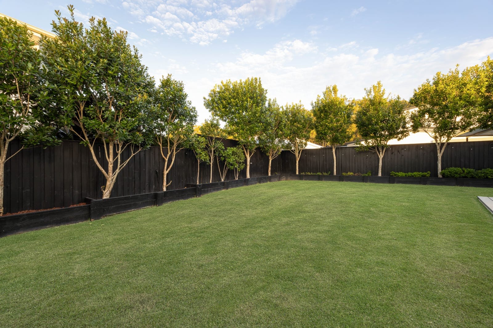 Customly Designed, Presentation-Perfect on Large 708m2 Block!