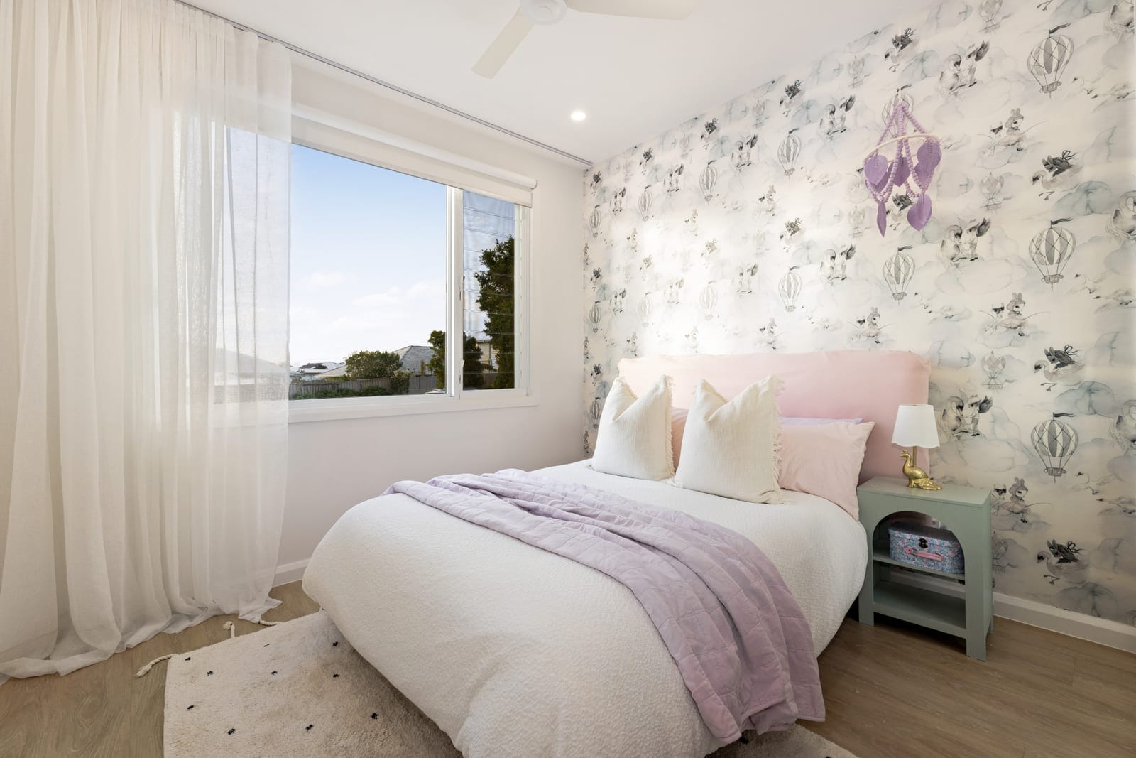 Customly Designed, Presentation-Perfect on Large 708m2 Block!