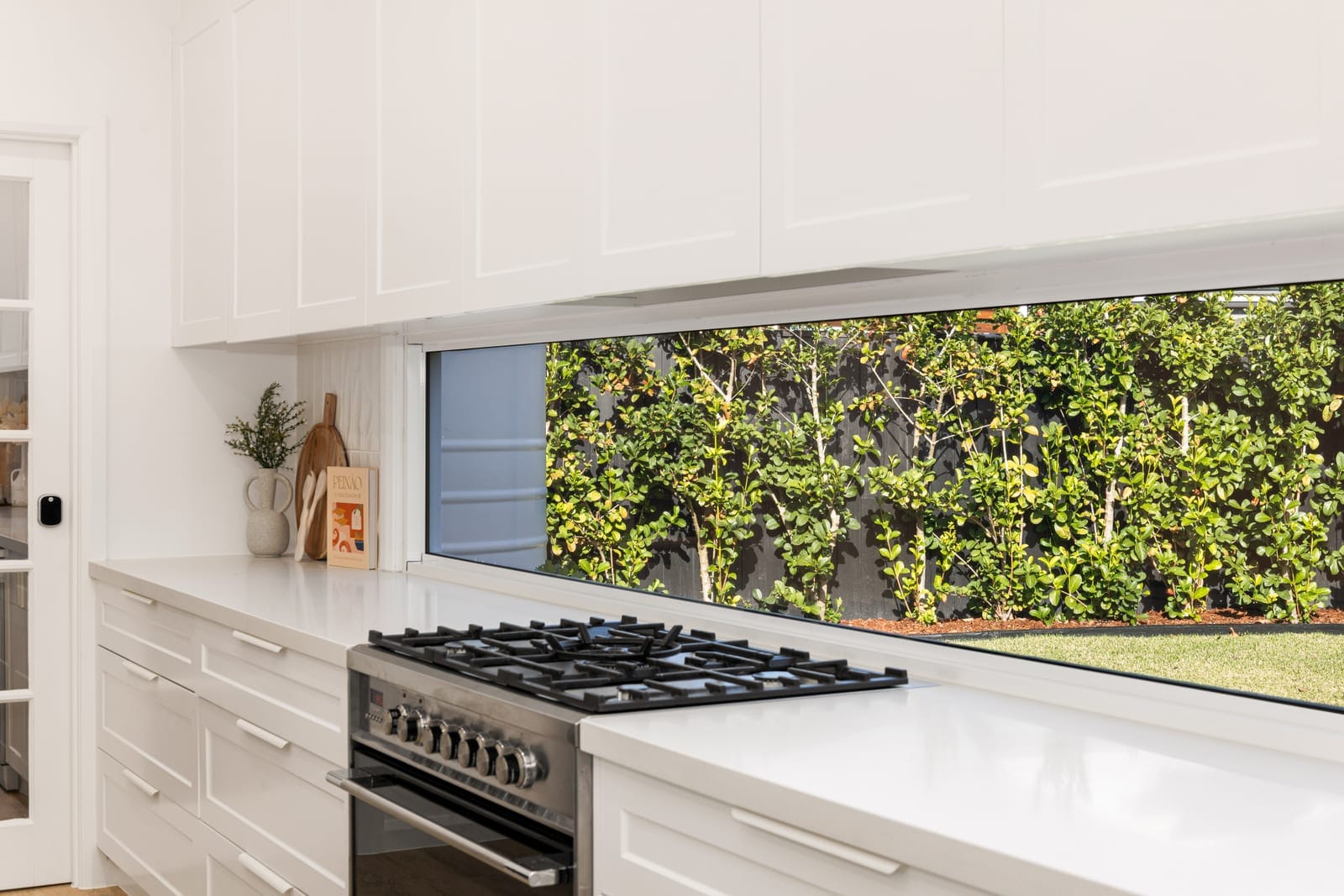 Customly Designed, Presentation-Perfect on Large 708m2 Block!
