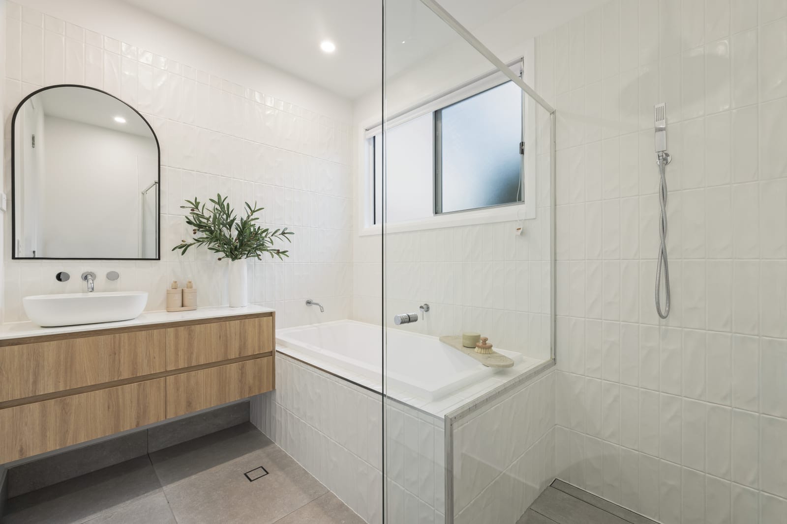 Customly Designed, Presentation-Perfect on Large 708m2 Block!