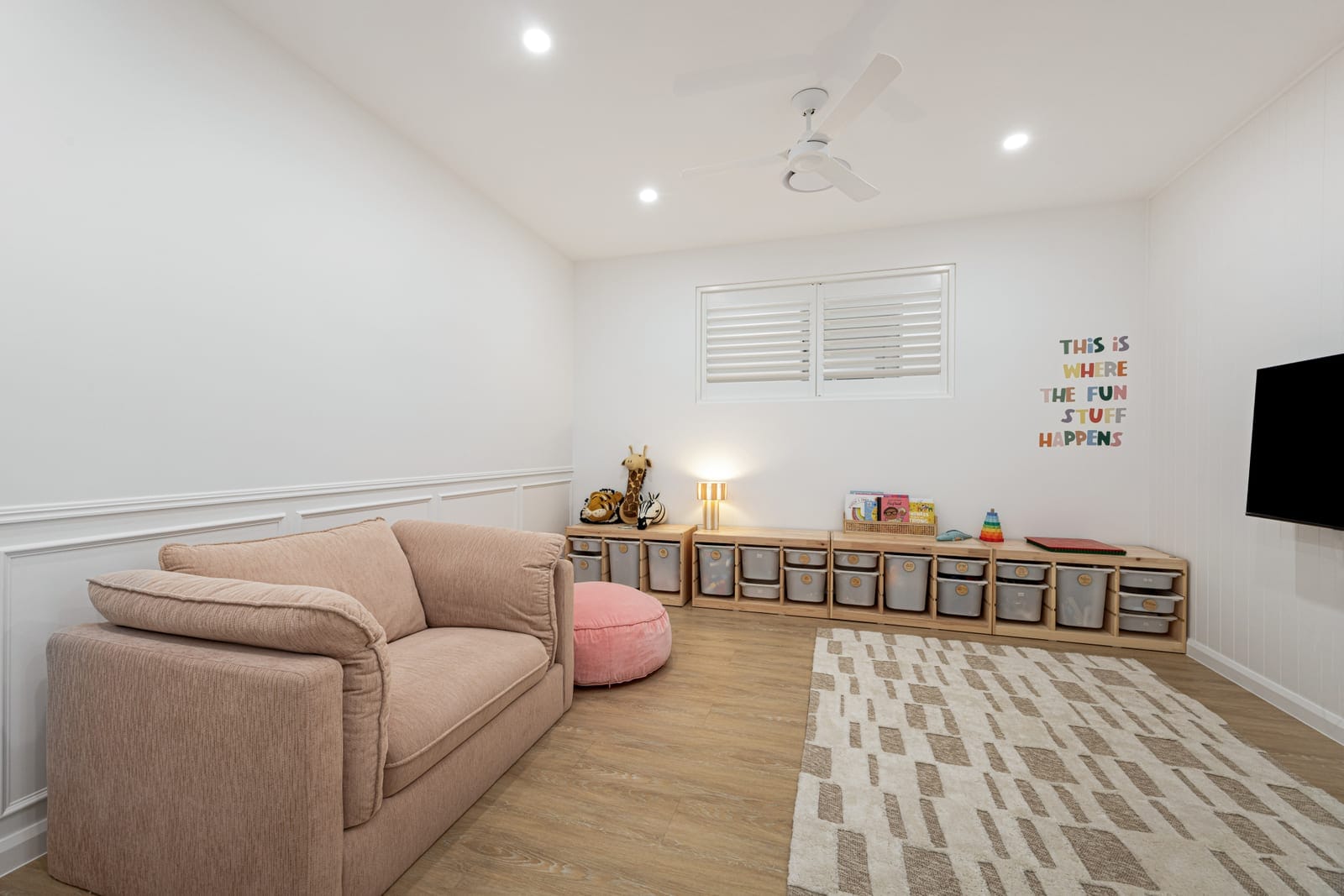 Customly Designed, Presentation-Perfect on Large 708m2 Block!