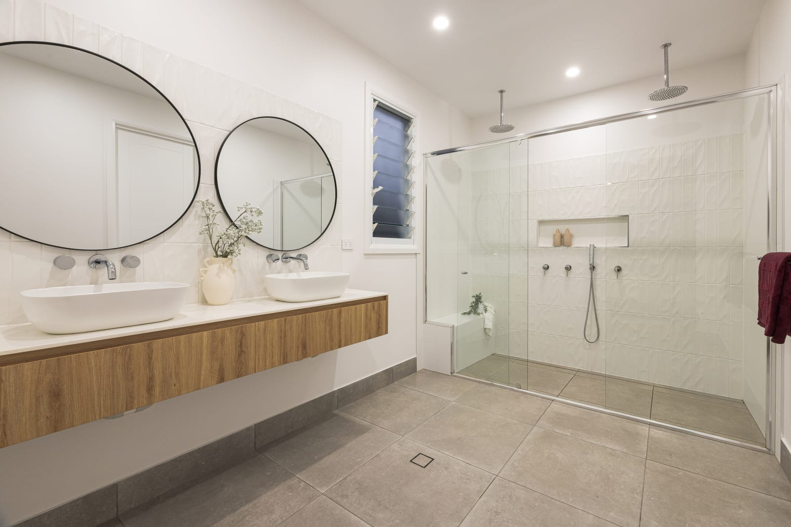 Customly Designed, Presentation-Perfect on Large 708m2 Block!