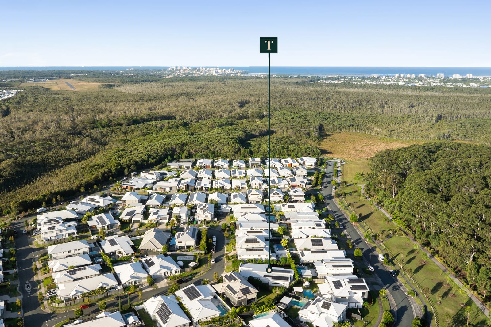 Customly Designed, Presentation-Perfect on Large 708m2 Block!