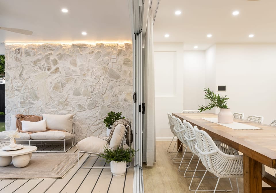 Customly Designed, Presentation-Perfect on Large 708m2 Block!