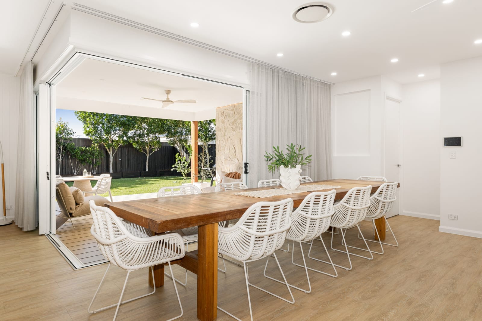 Customly Designed, Presentation-Perfect on Large 708m2 Block!