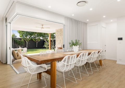 Customly Designed, Presentation-Perfect on Large 708m2 Block!