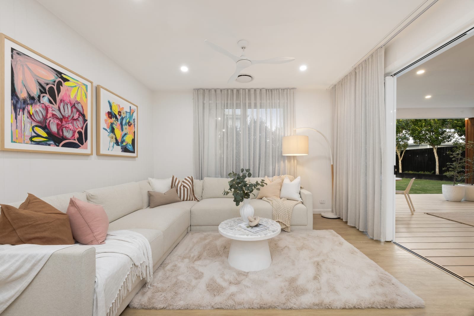 Customly Designed, Presentation-Perfect on Large 708m2 Block!