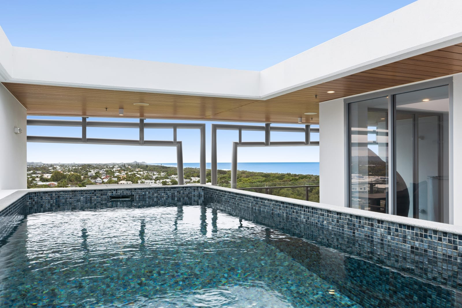 North Facing Luxury Penthouse with Rooftop Terrace