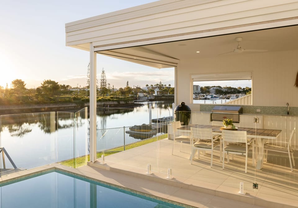 ​Elegant Entertainer: Waterfront with Pontoon & Ocean Access