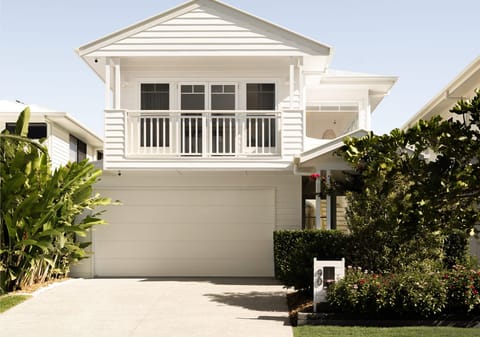​Elegant Entertainer: Waterfront with Pontoon & Ocean Access