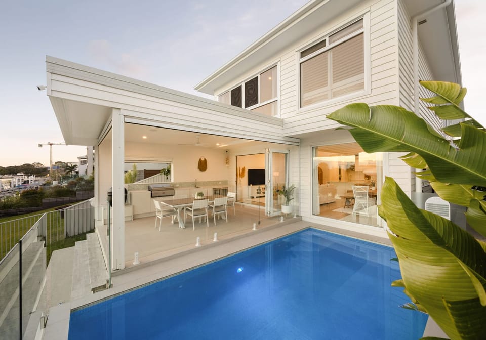 ​Elegant Entertainer: Waterfront with Pontoon & Ocean Access