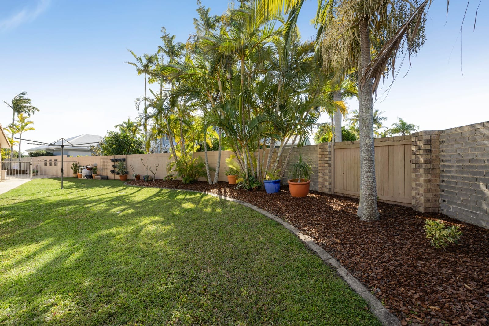 Family-Friendly Waterfront Living: Ocean Access, ¼ Acre!