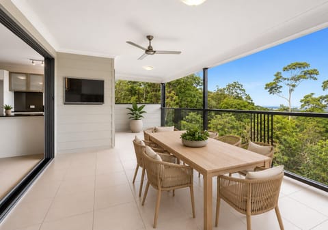 Modern Family Sanctuary - Stunning Rainforest Views