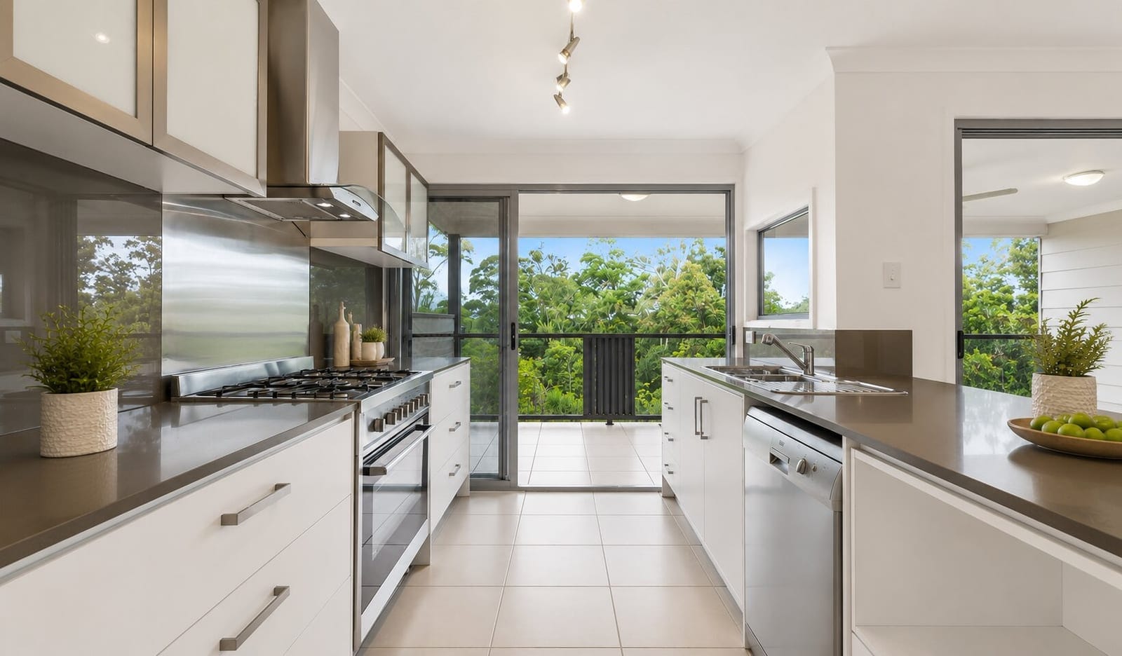 Modern Family Sanctuary - Stunning Rainforest Views