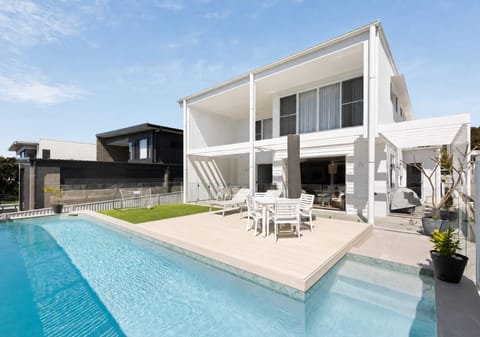 High-End, Luxury-Laden Designer Living in TOP Location