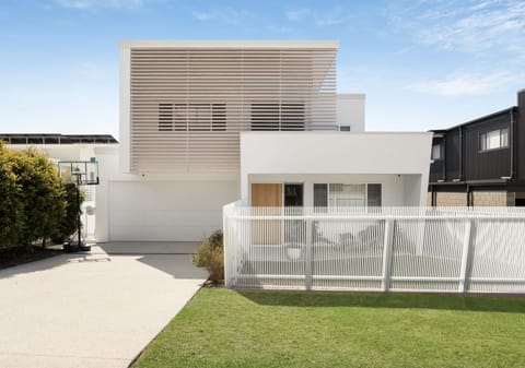High-End, Luxury-Laden Designer Living in TOP Location