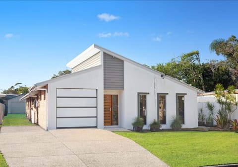 964m² Opportunity with Endless Potential – Renovate, Extend, Develop or Rebuild in Prime Currimundi