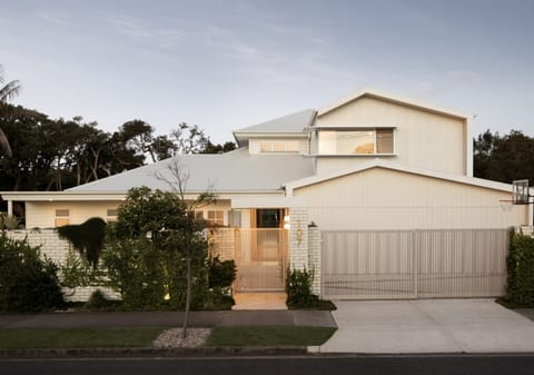 Oceanic House: Beachside Perfection