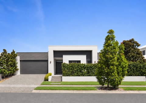 Resort-Inspired Family Living with Space to Spare