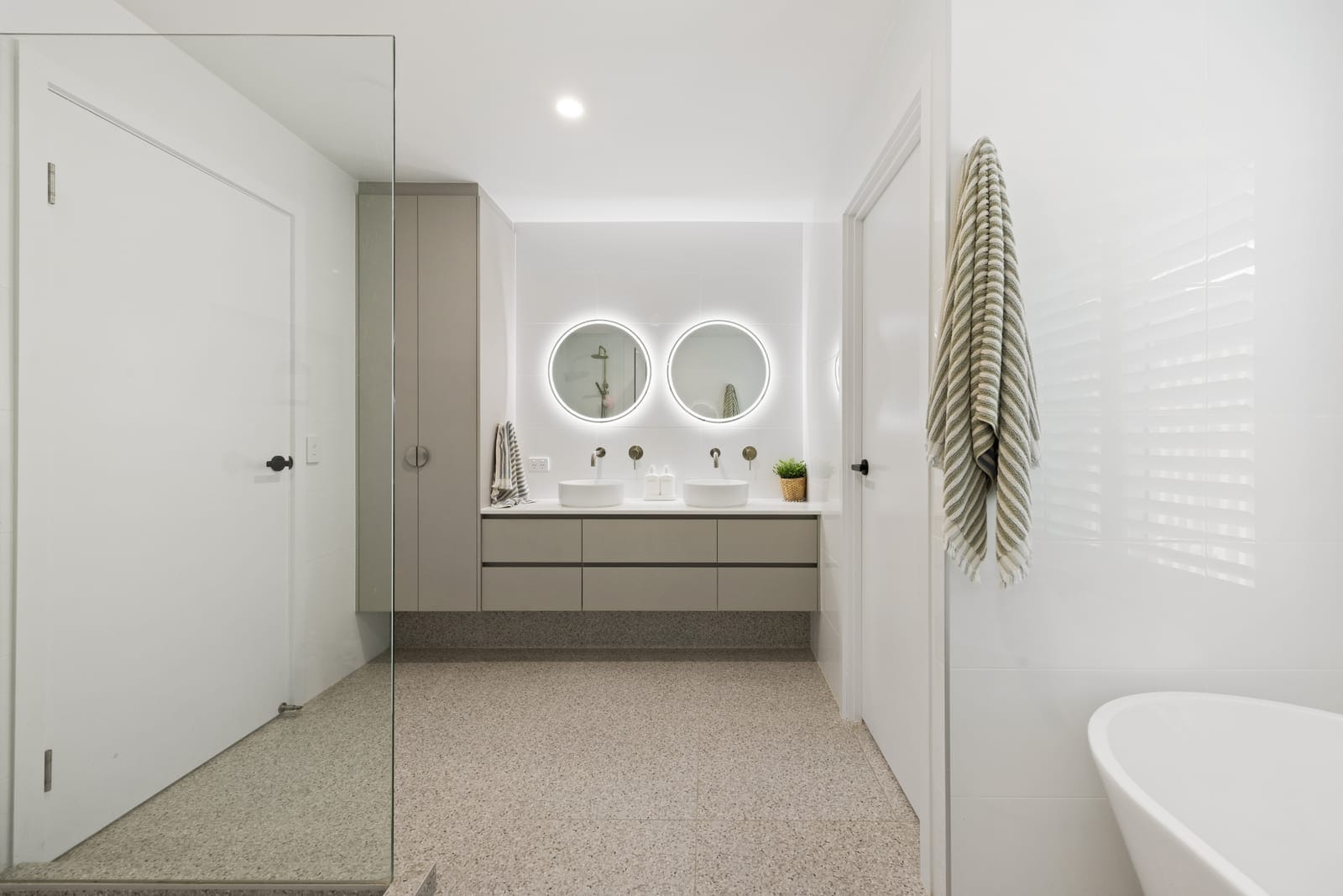 Dual Living by design, Lakeside by lifestyle!