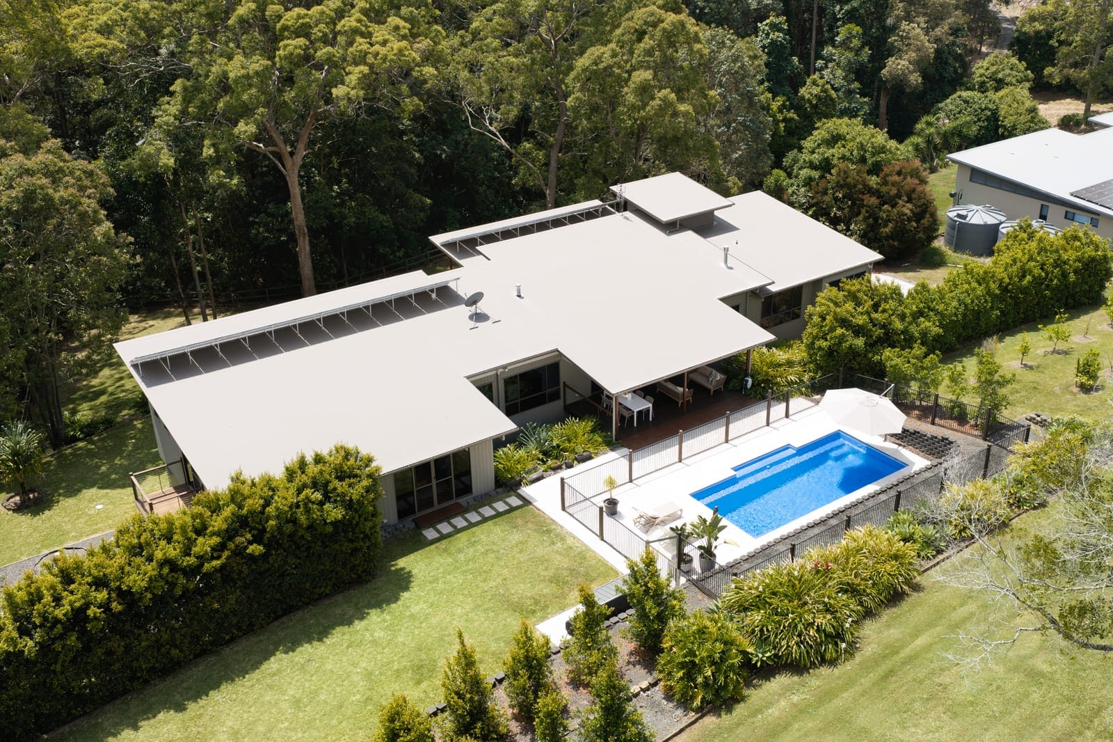 Elevated Northerly Outlook: Designer Residence on Private Acreage
