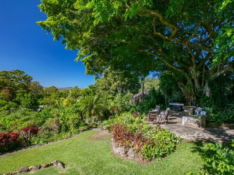 “Shady Tree" - First time offered for nearly sixty years - one family, 4 generations - This is TRUE BUDERIM!