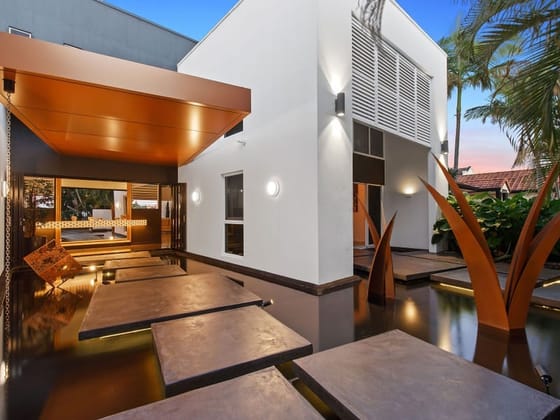Grand Waterfront Entertainer!
