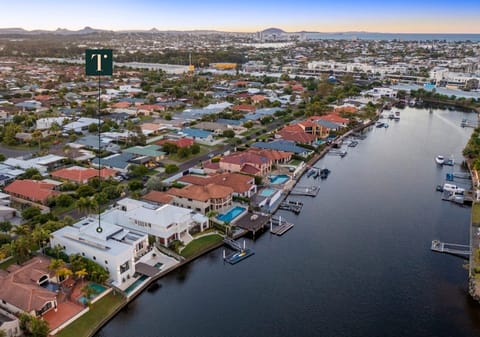 Grand Waterfront Entertainer!