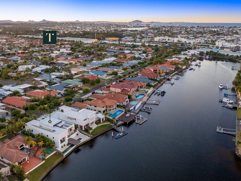Grand Waterfront Entertainer!
