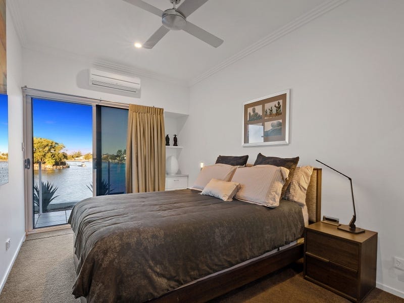 Grand Waterfront Entertainer!