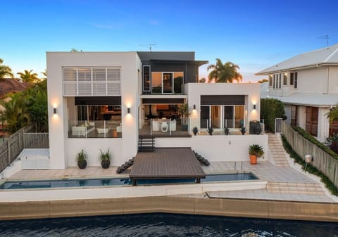 Grand Waterfront Entertainer!
