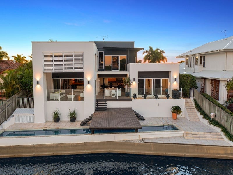 Grand Waterfront Entertainer!