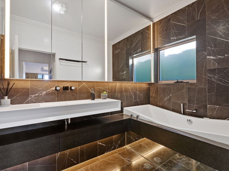 Grand Waterfront Entertainer!