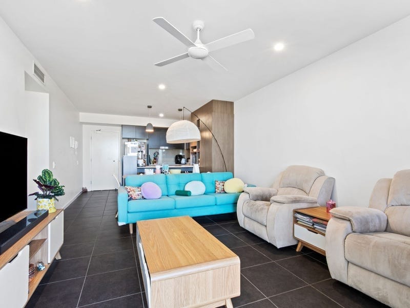 Tenanted Investment, Prime Lakefront!