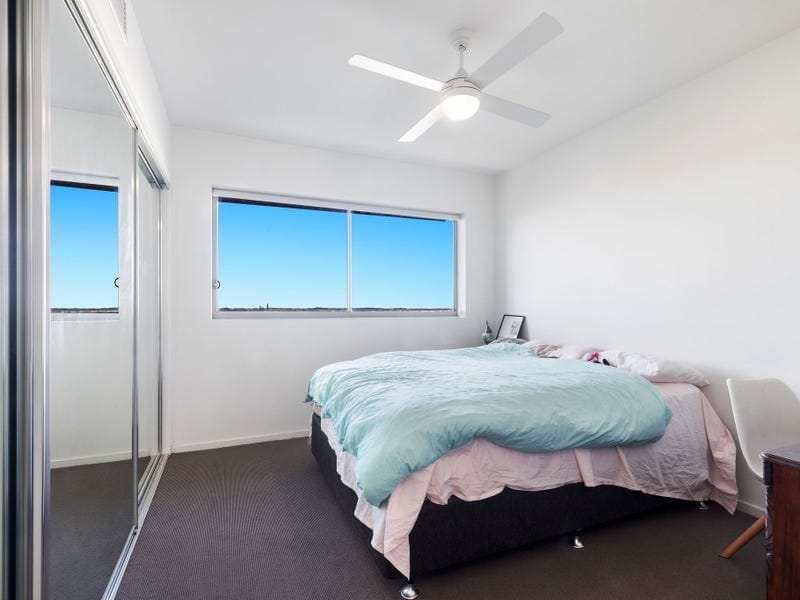 Tenanted Investment, Prime Lakefront!