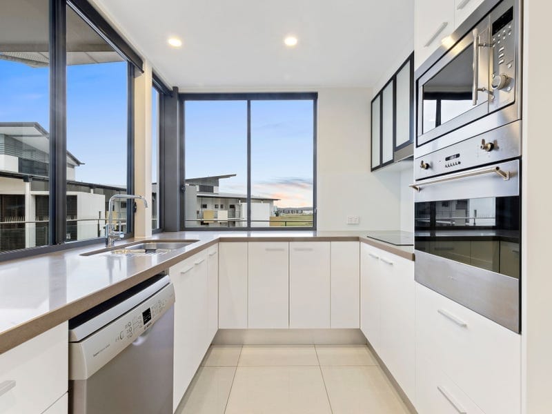 Luxurious Penthouse lake-front living in the heart of Birtinya