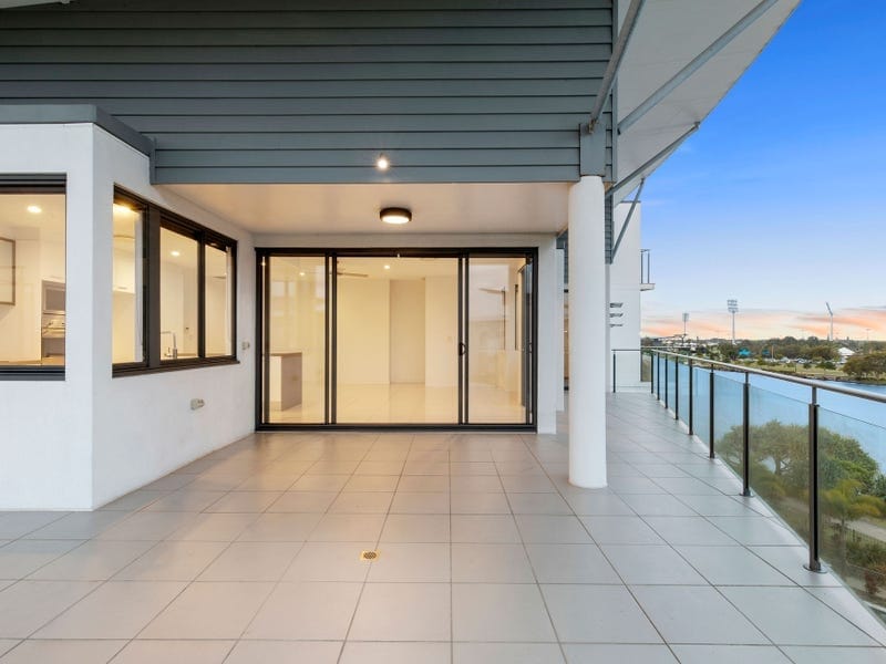 Luxurious Penthouse lake-front living in the heart of Birtinya