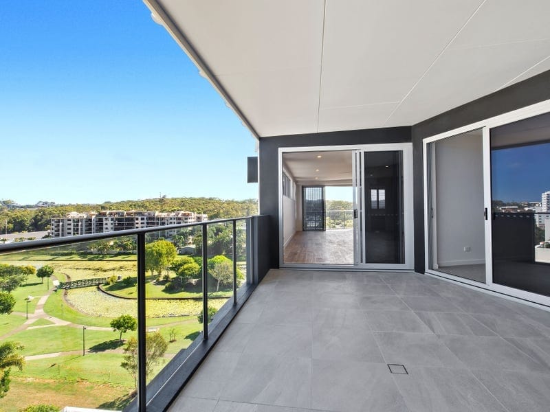 Penthouse Splendour: Views, Luxury, Location!