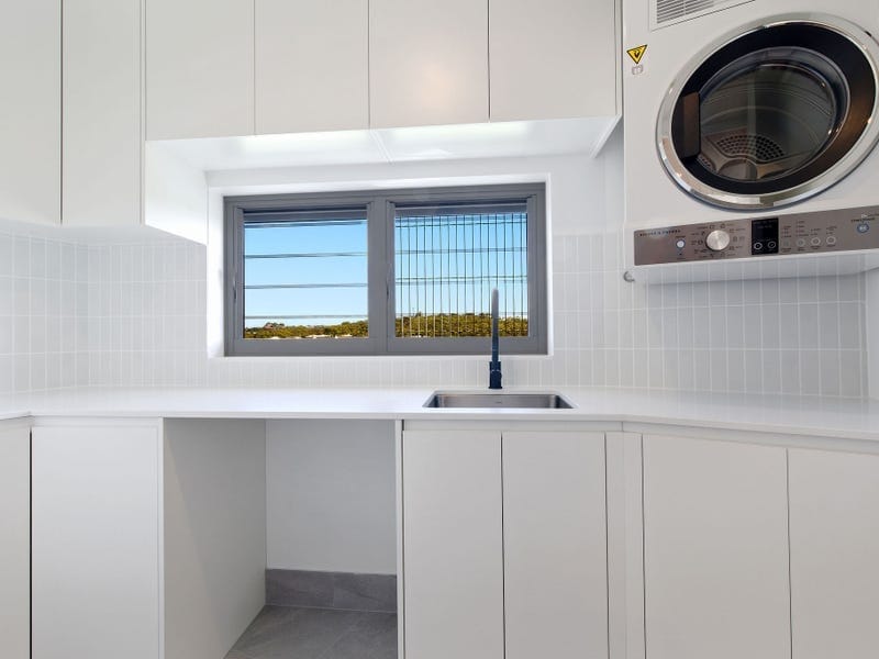 Penthouse Splendour: Views, Luxury, Location!