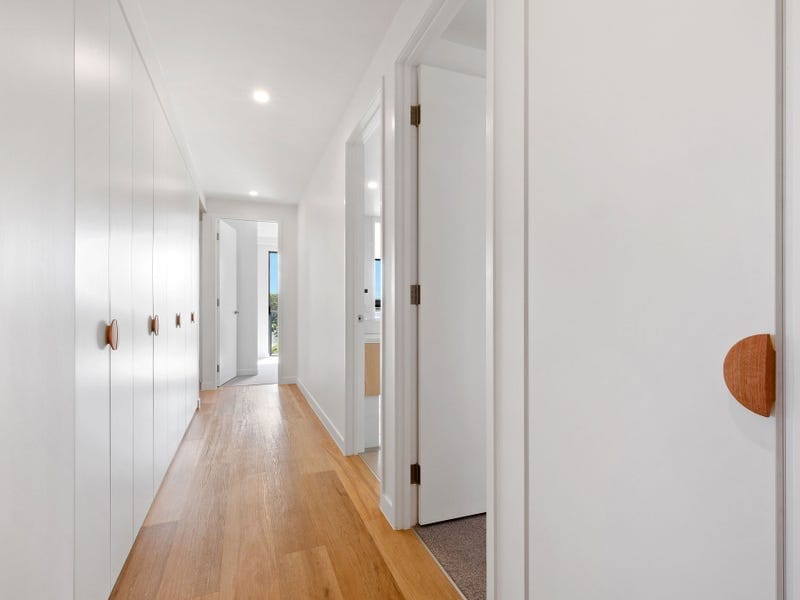 Penthouse Splendour: Views, Luxury, Location!