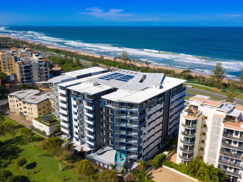 Penthouse Splendour: Views, Luxury, Location!