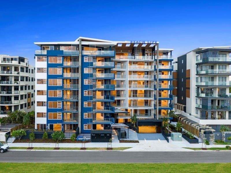 Penthouse Splendour: Views, Luxury, Location!