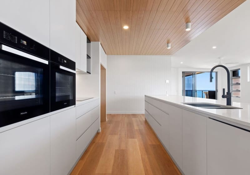 Penthouse Splendour: Views, Luxury, Location!