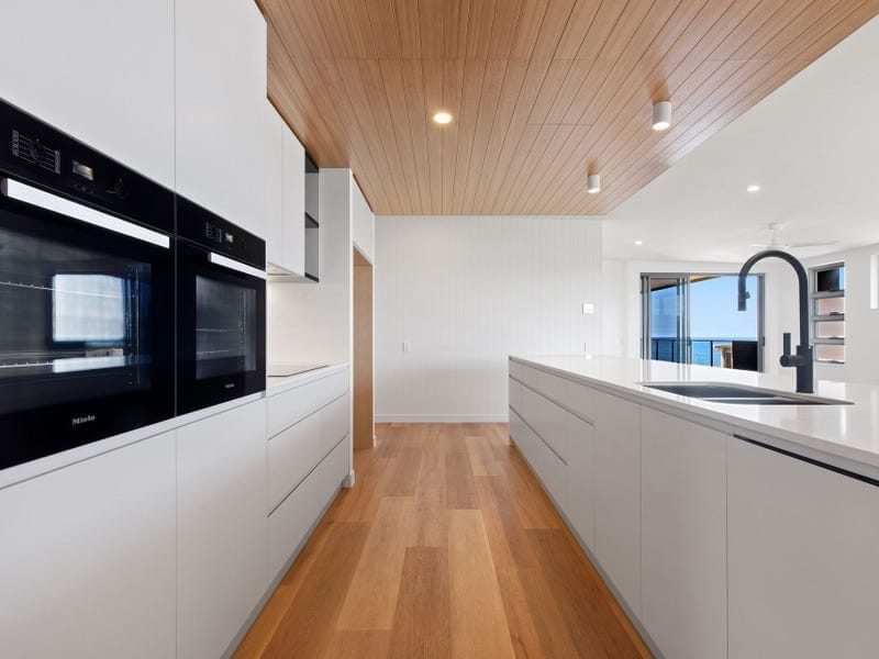 Penthouse Splendour: Views, Luxury, Location!