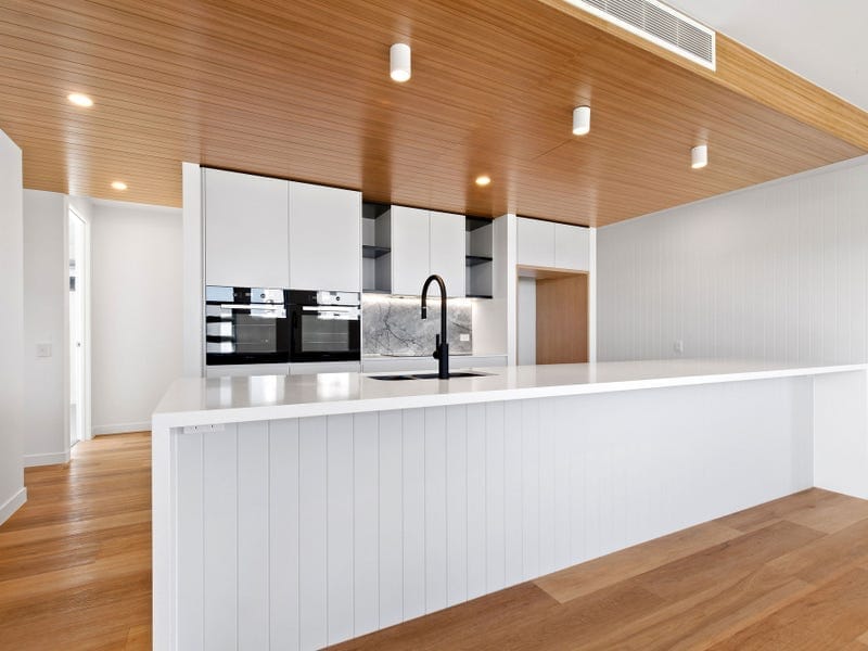 Penthouse Splendour: Views, Luxury, Location!