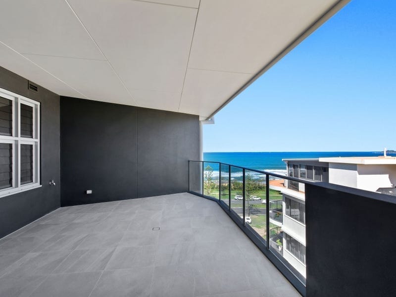 Penthouse Splendour: Views, Luxury, Location!
