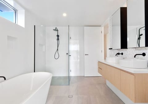 Penthouse Splendour: Views, Luxury, Location!