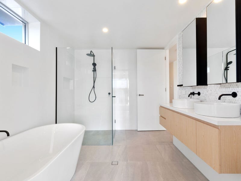 Penthouse Splendour: Views, Luxury, Location!