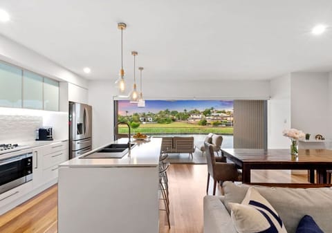 Meridien Magic…North-Facing Waterfront!